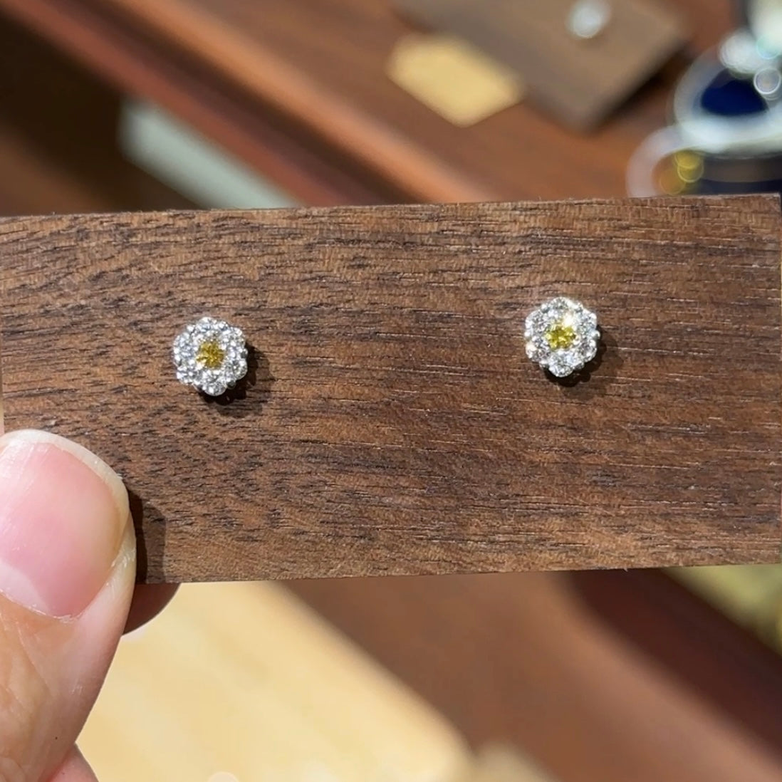 Pt900 Yellow and White Diamond Earrings