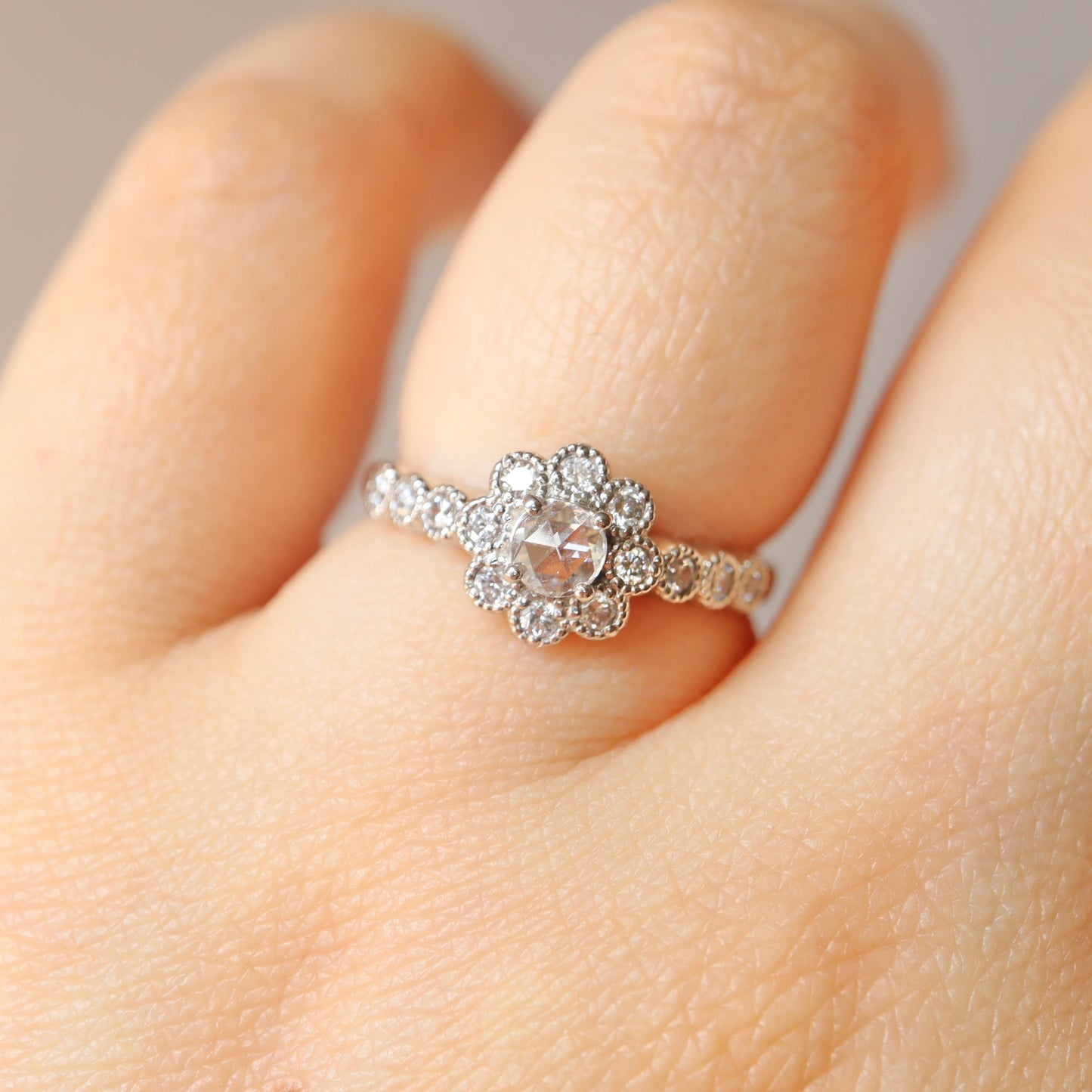Pt950 Rose Cut Diamond Daisy Ring