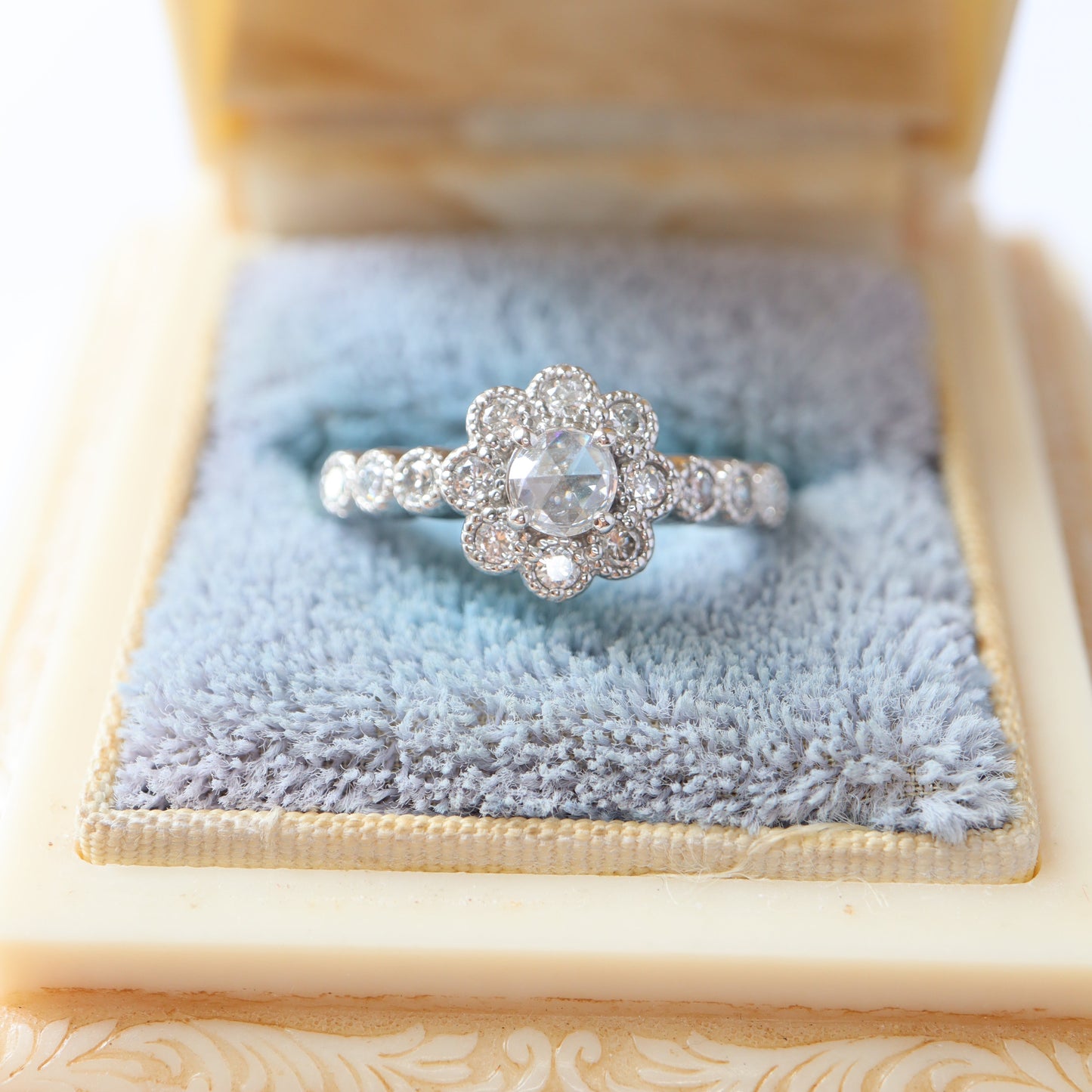 Pt950 Rose Cut Diamond Daisy Ring