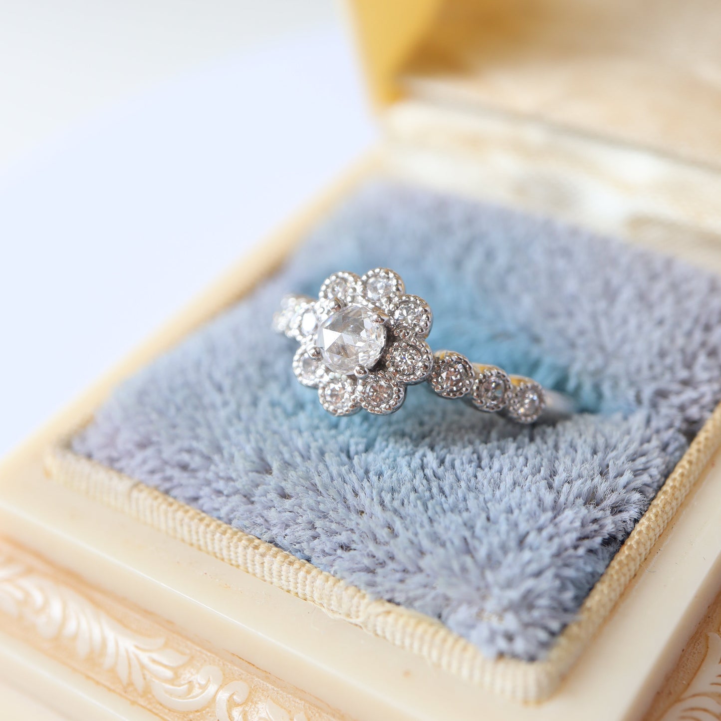Pt950 Rose Cut Diamond Daisy Ring